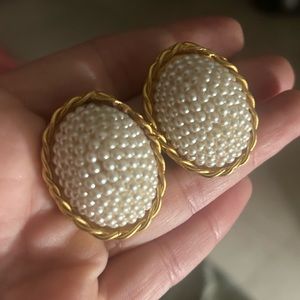 Beautiful Vintage Van wyk Bijoux Gold Tone Faux Pearls Clip On Earrings